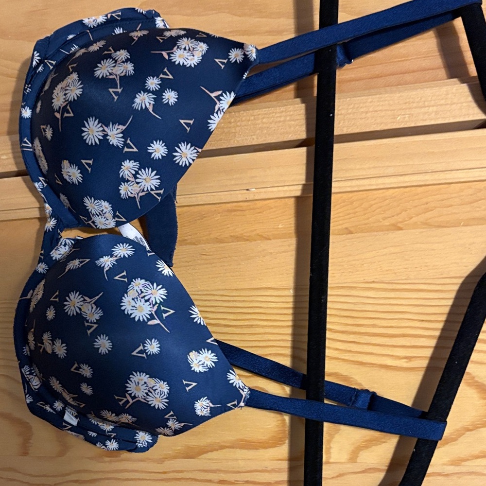 2 Victorias Secret push up Bras
Blue floral and grey animal
Print